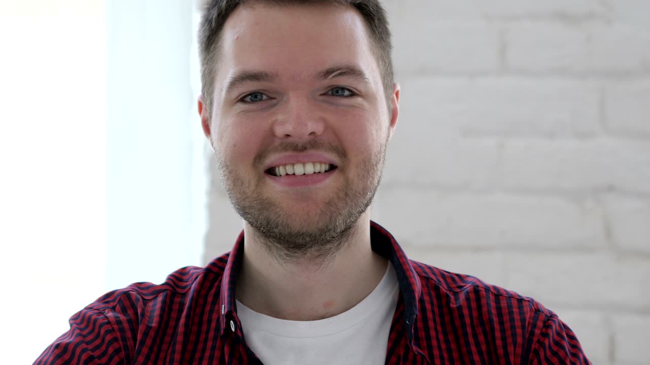 안하세요, 환영하기 위해 손을 흔들고 있는 젊은이