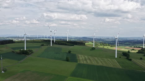 Vuelo-De-Drones-Sobre-Una-Planta-De-Energía-Eólica-En-Alemania