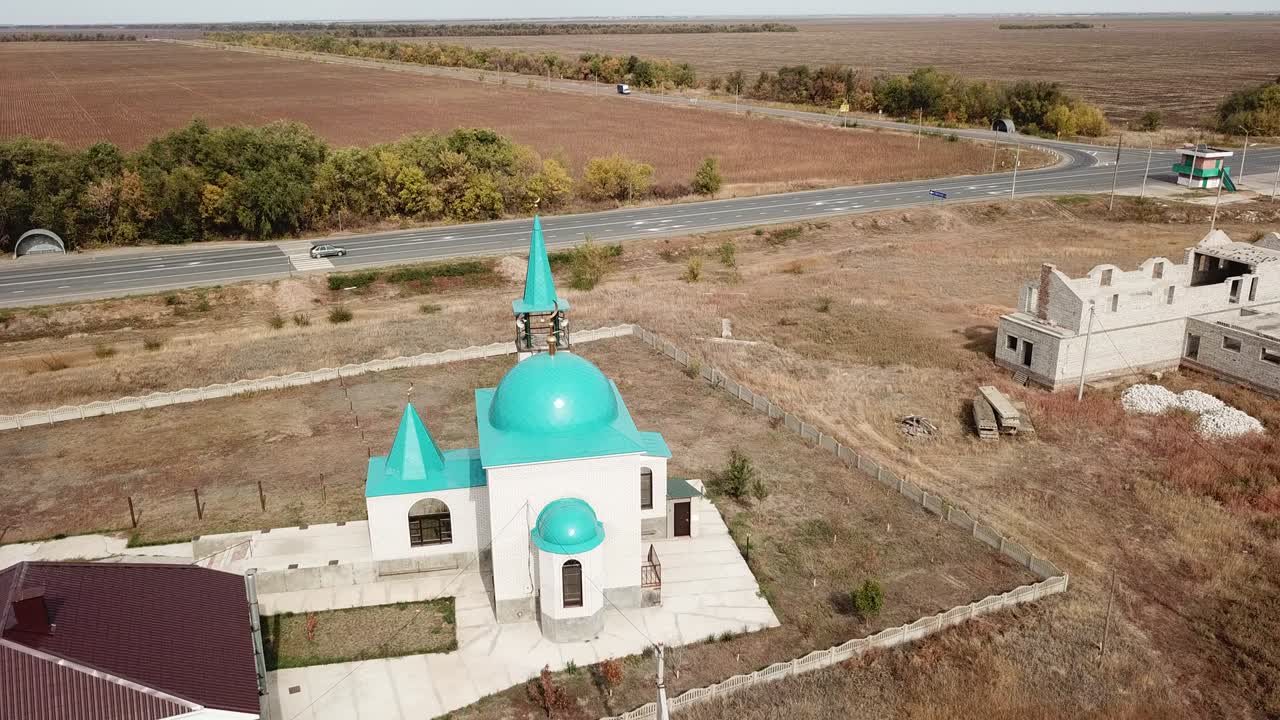 aérea: pequeña mezquita está brillando al amanecer.