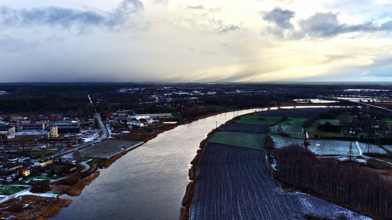 Luftfoto af flodlandskab om vinteren, rolig og fredfyldt atmosfære