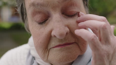 Retrato-De-Una-Anciana-Mirando-A-La-Cámara-Sintiéndose-Cansada-Y-Somnolienta