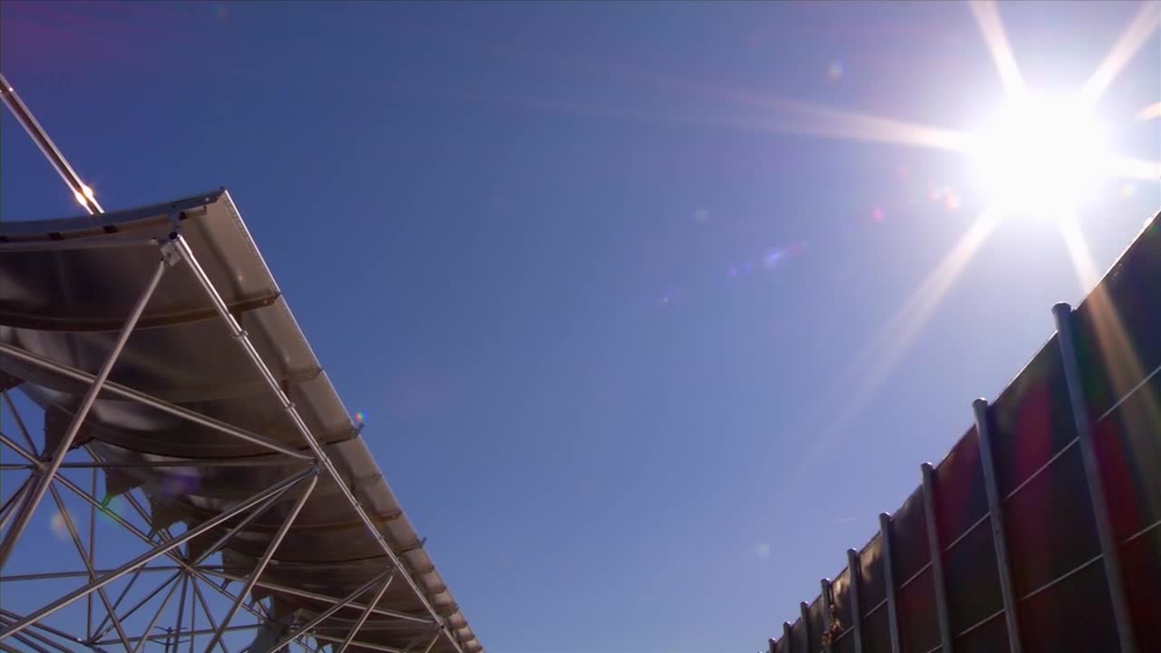 una gran matriz solar en el desierto genera electricidad limpia 3