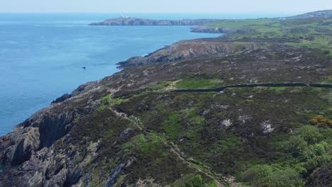 Friedlich-Amlwch-Anglesey-Nordwales-Zerklüftete-Berge-Küstenwanderung-Luftaufnahme-Küste-Offenbaren