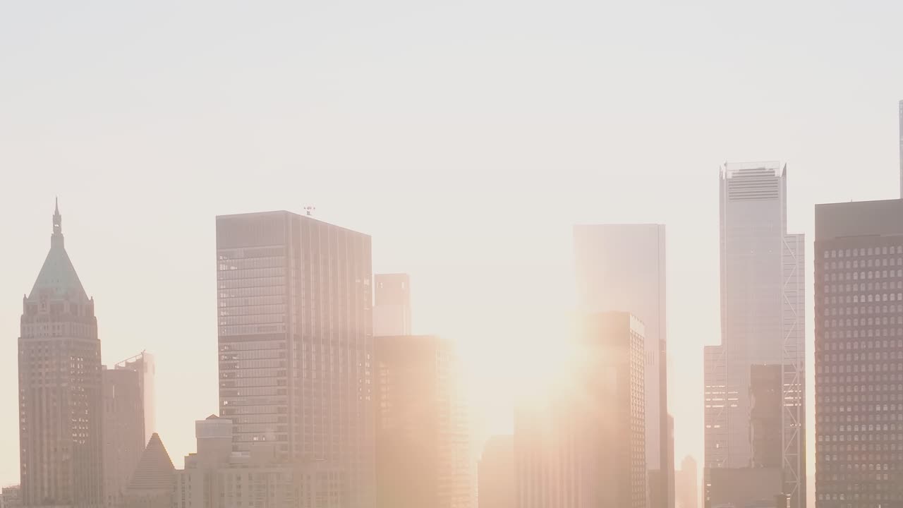 El horizonte de la ciudad al atardecer