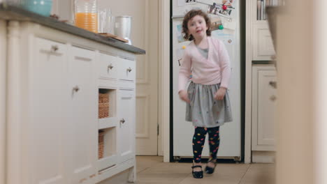 Niña-Feliz-Bailando-En-La-Cocina-Divirtiéndose-Haciendo-Movimientos-De-Baile-Divertidos-Disfrutando-El-Fin-De-Semana-En-Casa