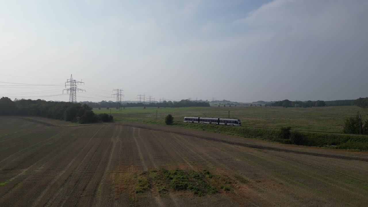 트랙의 양쪽에 이 있는 시골을 지나가는 열차의 드론 영상