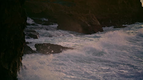 Salpicaduras-De-Agua-Rompiendo-Rocas-Al-Atardecer-Naturaleza-Primer-Plano.-Agua-Lavado-Océano-Colina