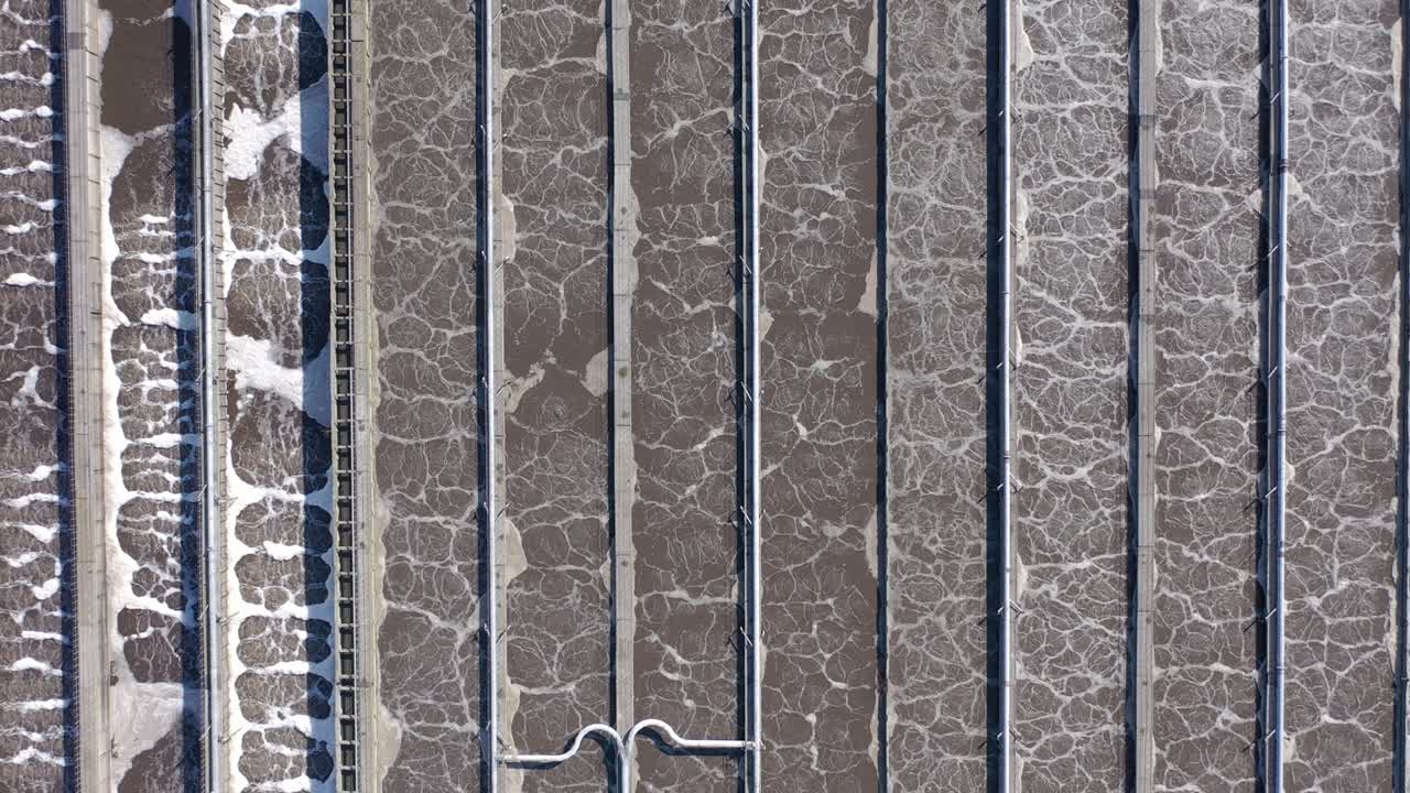 현대적인 폐수 공장에서의 물 처리 크, 강으로 배수하기 전에 청소 및 필터링