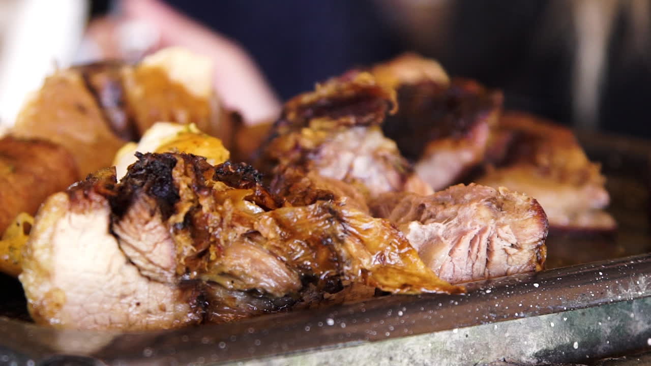 아르헨티나에서 고기와 감자를 곁들인 전형적인 바비큐 또는 파릴라다