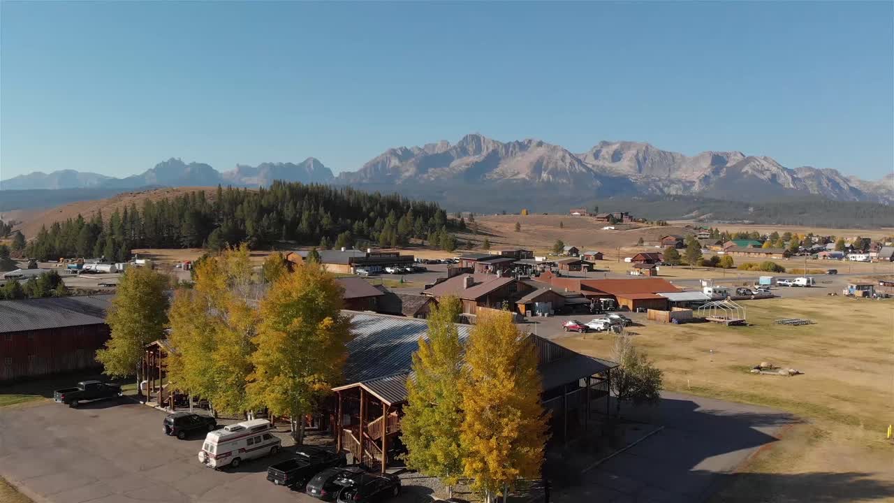 una vista aérea cerca del resort de pueblo de montaña en stanley, id - otoño de 2021