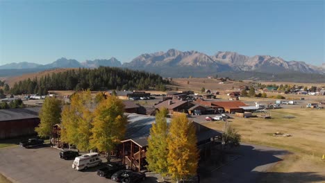 Eine-Luftaufnahme-In-Der-Nähe-Des-Mountain-Village-Resort-In-Stanley,-Id---Herbst-2021