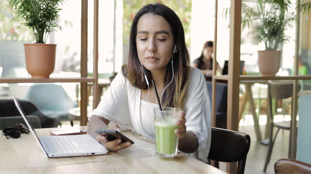 mujer bebiendo un batido verde saludable
