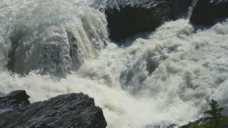 Una-Pequeña-Caída-De-Agua,-Agua-Que-Fluye-Sobre-Rocas-En-El-Parque-Nacional-Yoho-En-Canadá