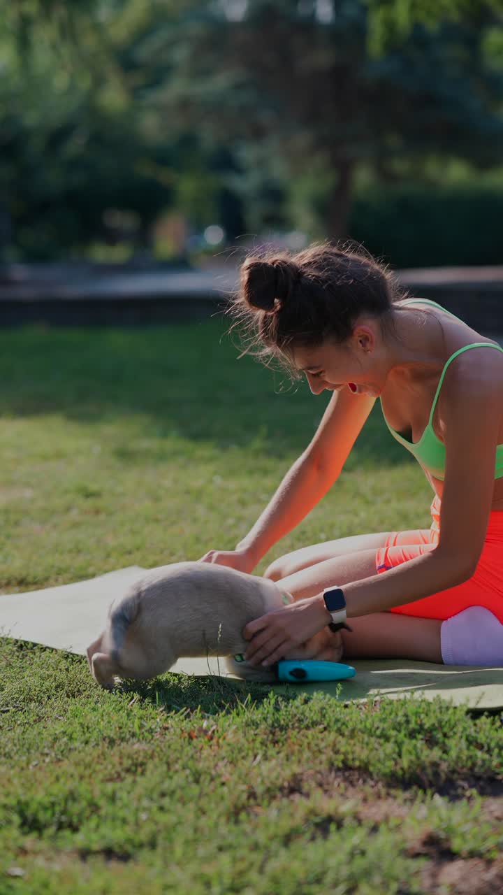 공원에서 강아지와 놀고 있는 여자