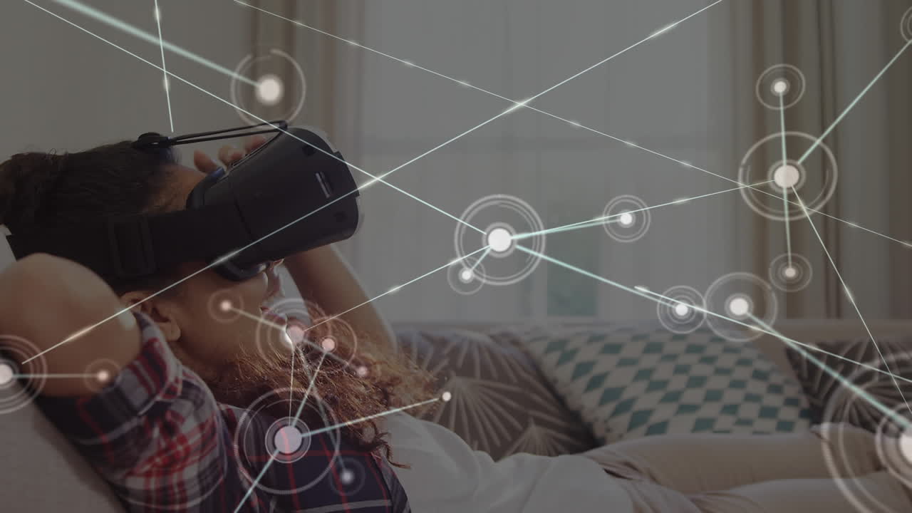 mujer acostada en un sofá con un auricular de realidad virtual