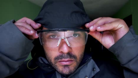 hombre con gafas transparentes se está preparando para el trabajo duro