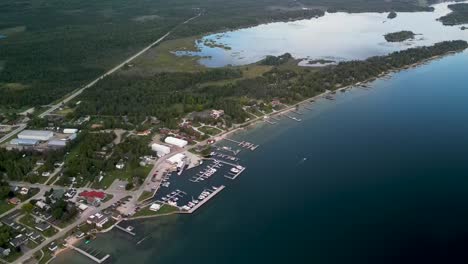 Antena-De-Gran-Altitud-De-Hessel-Marina,-Point-Y-Mackinac-Bay,-Islas-Les-Cheneaux,-Michigan