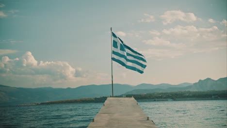 Vista-De-Una-Bandera-Griega-En-Un-Muelle-De-Mar