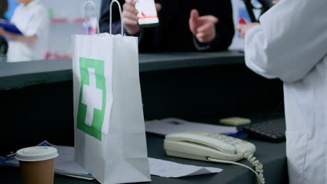 el cliente compra pastillas cardiovasculares