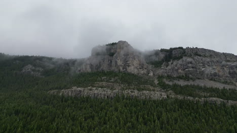 montaña de niebla de mal humor por la mañana