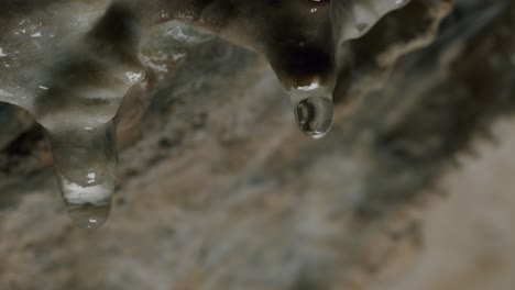 Wassertropfen-Von-Stalaktiten-In-Der-Höhle