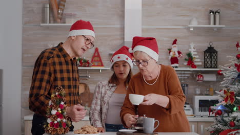 Familia-Con-Gorro-De-Papá-Noel-Acelerando-Las-Vacaciones-De-Navidad-Juntos-Disfrutando-De-La-Navidad