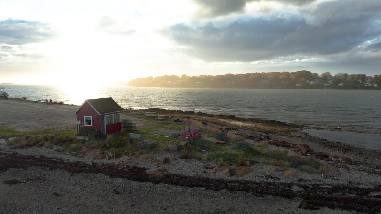 Betagende luftfoto af et skur ved kysten i Harpswell, Maine