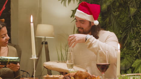 amigos sentados alrededor de la mesa del comedor