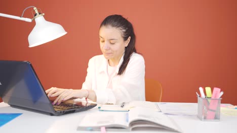 mujer charlando en la computadora portátil.