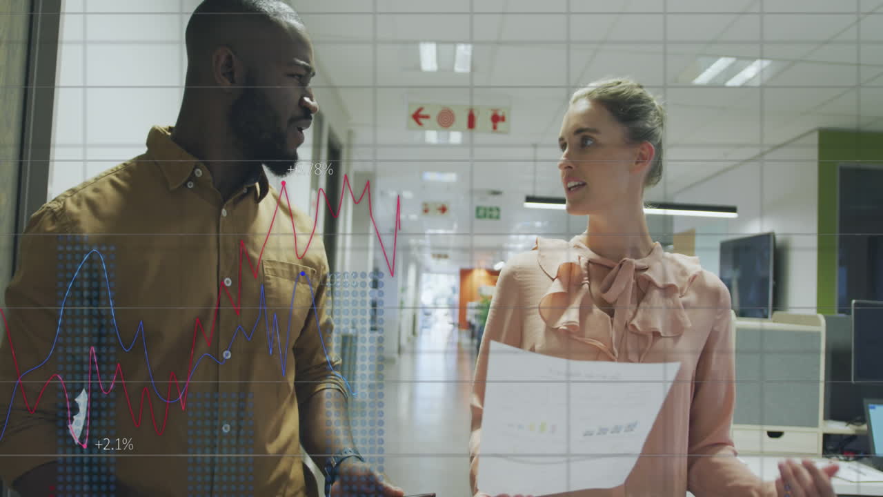 animación de gráficos, cambios de números, diversos compañeros de trabajo discutiendo informes mientras caminan en la oficina