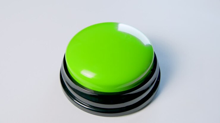 jeune femme appuyant sur le bouton vert avec un doigt et la paume de sa main. appuyez sur un bouton brillant rond, vue supérieure. activation, lancement de quelque chose. allumer et éteindre.