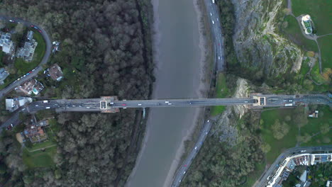 toma aérea de arriba hacia abajo sobre el puente colgante de clifton al atardecer en la ciudad de bristol en el río avon