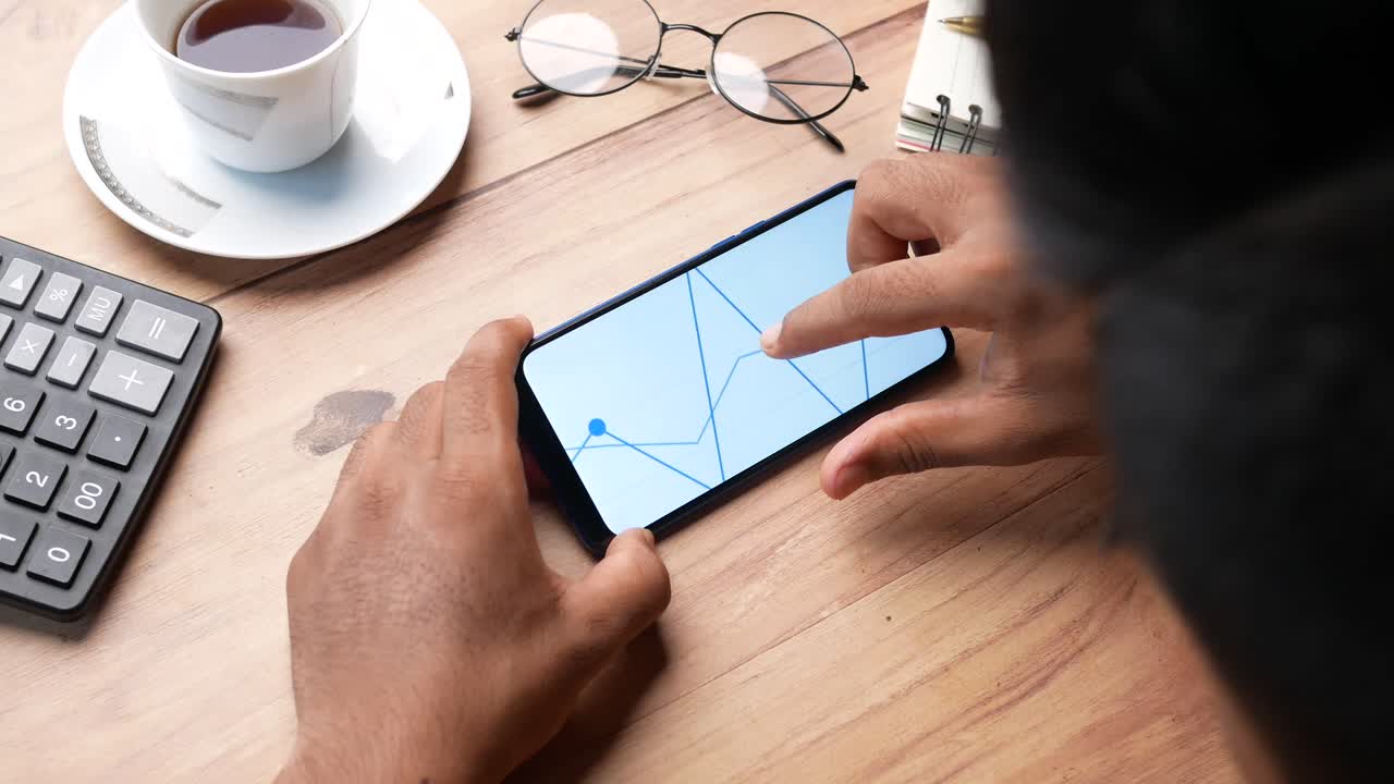 persona que analiza los datos en el teléfono inteligente