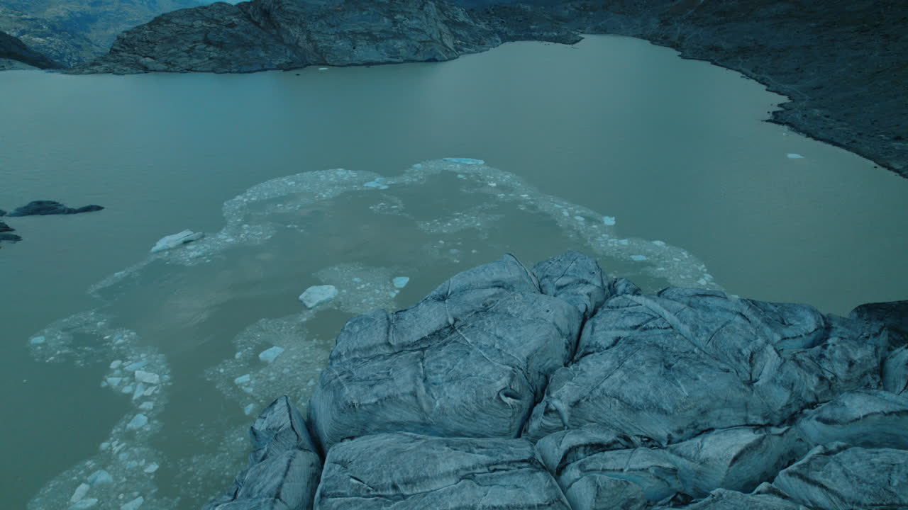 기후 변화로 인해 빙하가 녹는 동안 빙산이 물에 떨어지는 모습