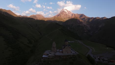un dron hace círculos sobre la iglesia de la trinidad de gergeti.
