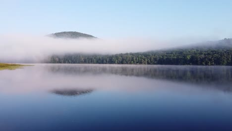 Am-Frühen,-Nebligen-Morgen-über-Wasser-Auf-Einem-Ruhigen,-Friedlichen-Waldsee-Gleiten