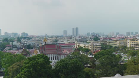 Toma-De-Paisaje-Urbano-De-4k-De-Una-Vista-Panorámica-De-Bangkok,-Tailandia-En-Un-Día-Soleado,-Desde-La-Parte-Superior-Del-Templo-Del-Monte-Dorado