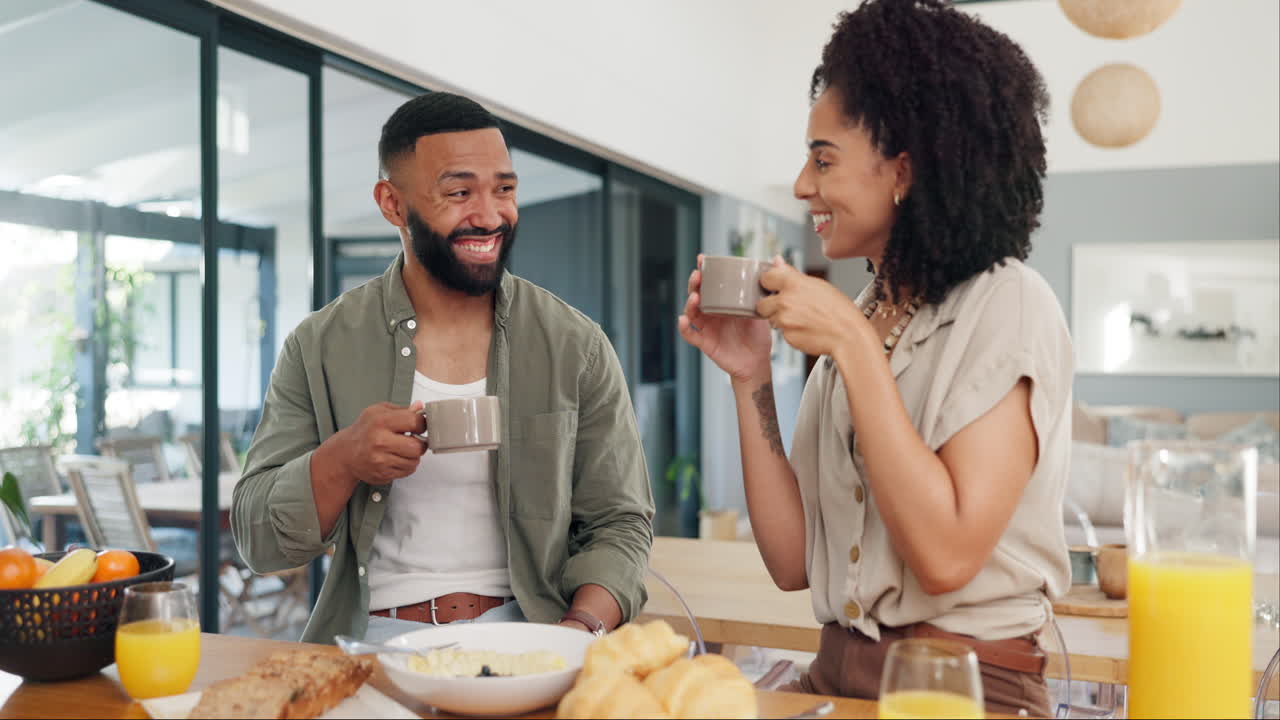 una pareja feliz disfrutando del desayuno juntos.