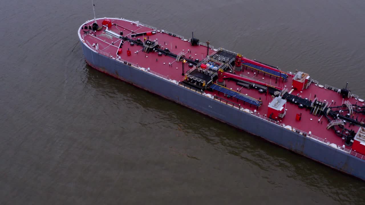 허드슨 강에 바지선. 공중 뒤로