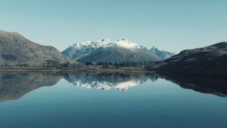 lago hayes con reflejos perfectos