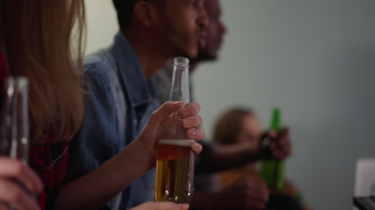 mujer de cabello largo con amigos feliz de un juego de equipo exitoso
