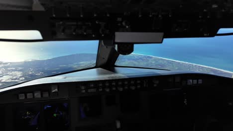 escena de la cabina de un avión cerca del estrecho de gibraltar con destino al aeropuerto de tánger
