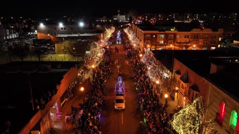 Filmische-Drohnenaufnahme-Der-Weihnachtsparade,-Colorado