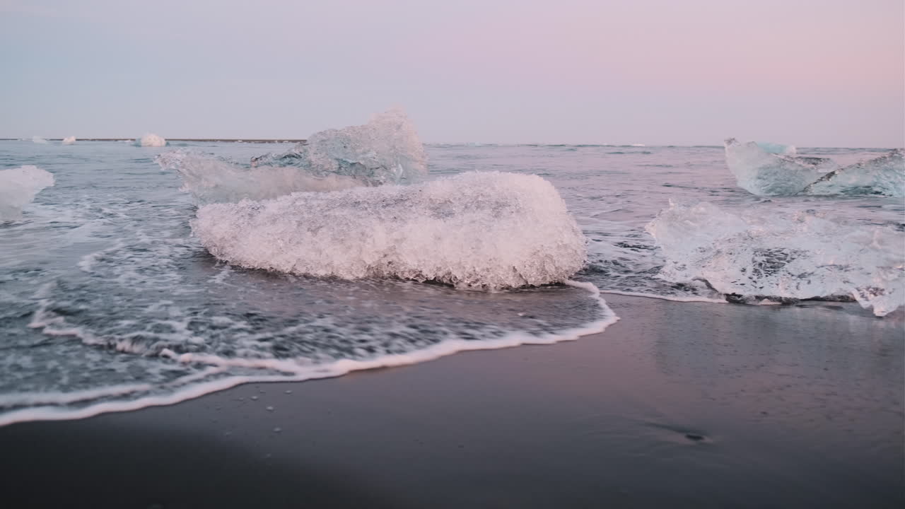 ручная съемка волн, омывающих куски льда на алмазном пляже, исландия