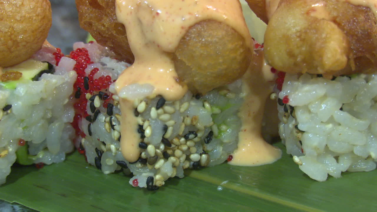 rollo de sushi de camarones tempura