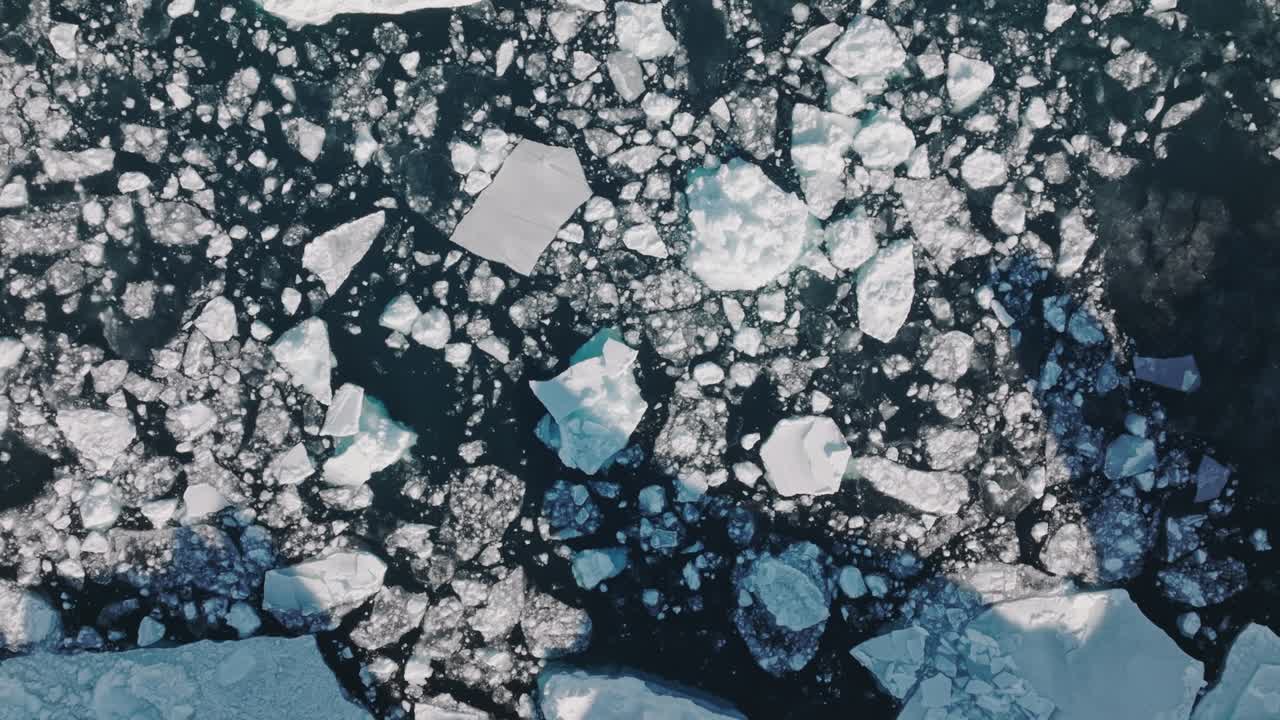 ilulissat icefjord의 바다와 얼음 위의 드론