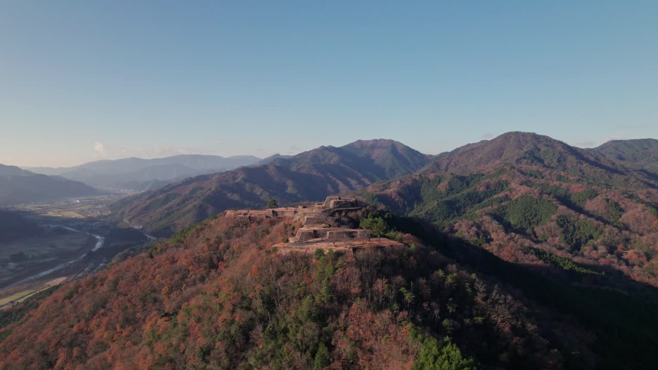paisaje de la cordillera japonesa dron aéreo por encima del horizonte claro del amanecer hyogo asago, ruinas del castillo de takeda