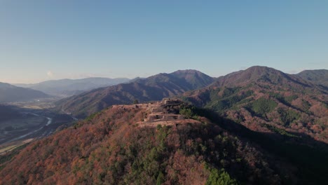 Japanische-Gebirgslandschaft,-Luftdrohne-über-Der-Klaren-Sonnenaufgangs-Skyline-Von-Hyogo-Asago,-Burgruinen-Von-Takeda