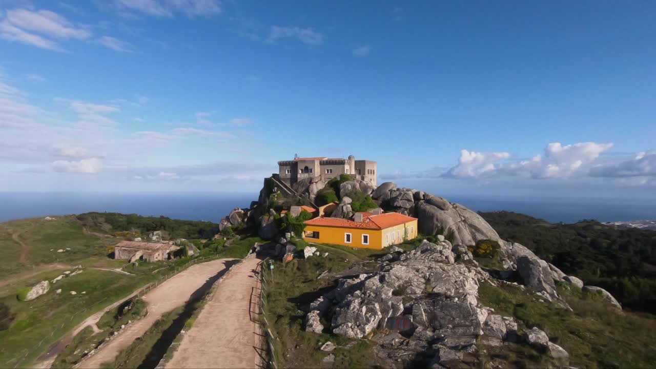 peninha의 성소가 가장 놀라운 점은 guincho, cascais에 대한 특권적인 전망이 있는 이 환상적인 관점을 아는 사람이 거의 없다는 것입니다.