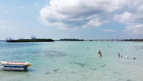 Drohnenschuss-Nähert-Sich-Einer-Gruppe-Von-Touristen,-Die-Den-Schönen-Strand-In-Der-Dominikanischen-Republik-Boca-Chica-Genießen